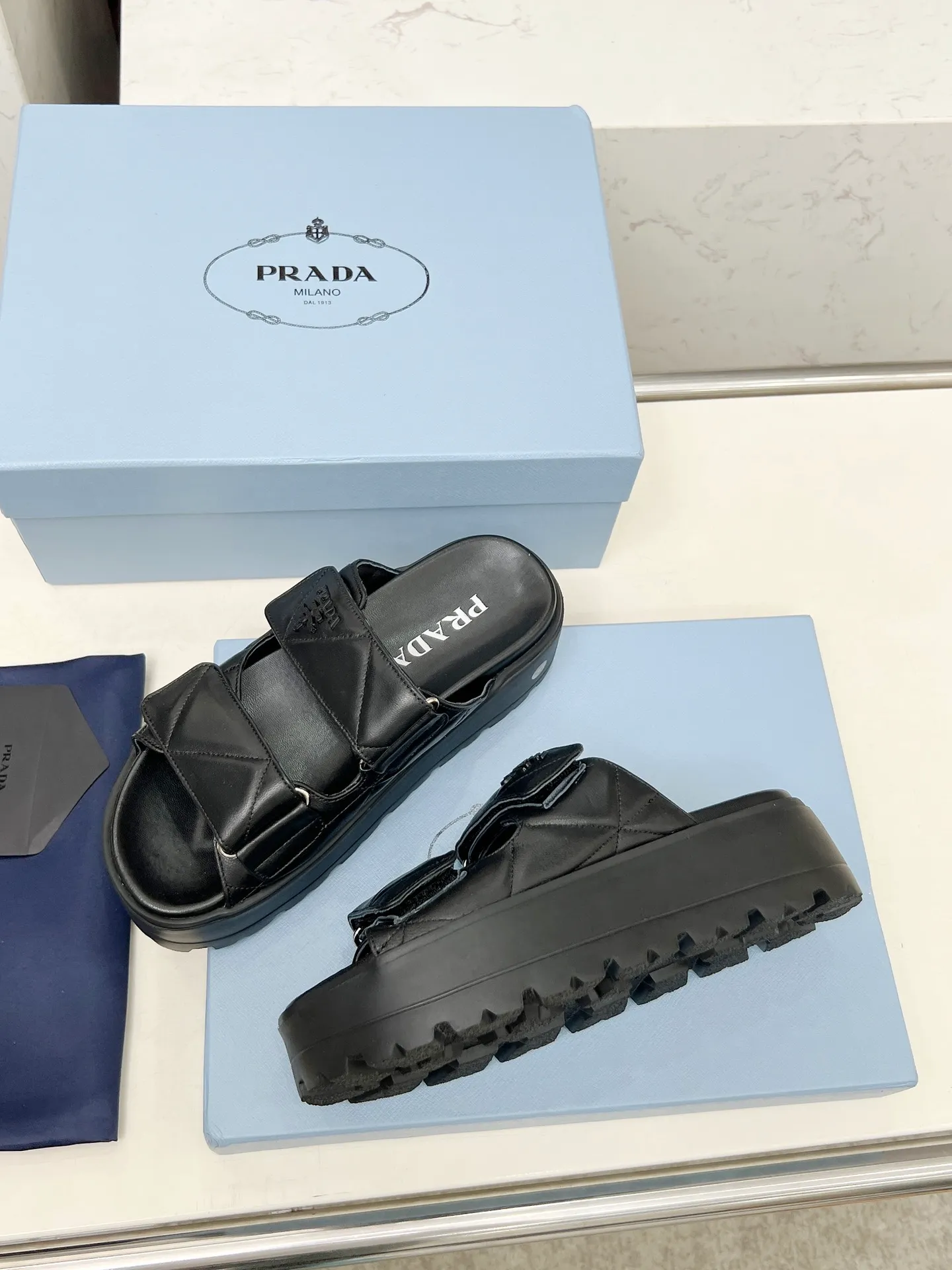 👟👟Ex-factory price 500👟👟 🌸Prada 2025 spring and summer new slippers 💫Velcro sandals The latest catwalk model, classic upgrades, comfort and fashionability coexist. Every color combination looks good, and the design matches different style needs ✅Upper: original customized cowhide ✅Inner lining: original customized sheepskin lining, cowhide feet ✅Outsole: Original molded anti-slip outsole ✅Number of codes: 35-40 (41 customized, non-refundable and non-exchangeable)